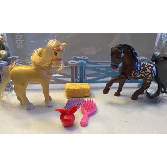 Littlest Pet Shop Horse Set With Accessories - Includes Two Horses Hay - Picture 1 of 3